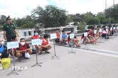 Công dân Việt Nam do lực lượng chức năng Campuchia trao trả tại Cửa khẩu quốc tế Dinh Bà (xã Tân Hộ Cơ, tỉnh Đồng Tháp). (Ảnh: TTXVN phát)