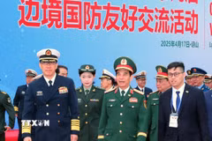 Đại tướng, Bộ trưởng Quốc phòng Phan Văn Giang đón Thượng tướng Đổng Quân, Bộ trưởng Quốc phòng Trung Quốc tại Cửa khẩu Quốc tế Hữu Nghị. (Ảnh: Trọng Đức/TTXVN)