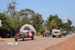 Người dân Campuchia ở tỉnh Preah Vihear, giáp giới với Thái Lan sơ tán tránh xung đột, ngày 8/12/2025. (Ảnh: THX/TTXVN)