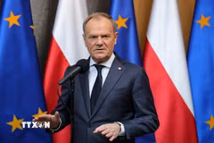 Thủ tướng Ba Lan Donald Tusk phát biểu tại cuộc họp báo ở Warsaw. (Ảnh: PAP/TTXVN)