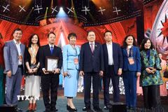 Chủ tịch Quốc hội Trần Thanh Mẫn cùng lãnh đạo Thông tấn xã Việt Nam và các tác giả đạt giải tại Lễ trao Giải báo chí toàn quốc về Quốc hội và Hội đồng nhân dân (Giải Diên Hồng) lần thứ tư - năm 2026. (Ảnh: Tuấn Anh/TTXVN)