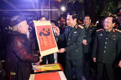 Đại tướng Phan Văn Giang, Bộ trưởng Bộ Quốc phòng tham quan và động viên các đơn vị văn hóa văn nghệ tại triển lãm. (Ảnh: TTXVN)