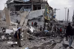 Tòa nhà tại phía Đông Nam thành phố Gaza bị phá hủy sau cuộc không kích của Israel. (Ảnh: THX/TTXVN)
