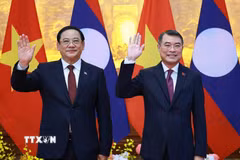 Thủ tướng Lê Minh Hưng và Thủ tướng Lào Sonexay Siphandone chụp ảnh chung trước hội đàm. (Ảnh: Dương Giang/TTXVN)