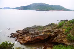 Hang Mũi Trâu là nơi giao thoa hài hòa cửa biển, luồng sông Mai Giang, núi Mảnh Sơn, rừng phi lao, mang lại cảnh sắc, không gian, địa mạo phong phú. (Ảnh: Xuân Tiến/TTXVN)