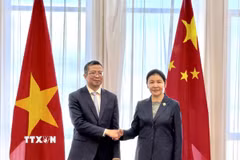 Đại sứ Việt Nam tại Trung Quốc Phạm Thanh Bình (trái) chào xã giao Bộ trưởng Bộ Tư pháp Trung Quốc Hạ Vinh nhân dịp bắt đầu nhiệm kỳ công tác tại Trung Quốc. (Ảnh: TTXVN phát)
