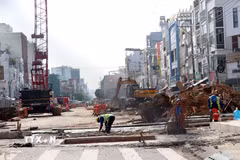 Công trường thi công dự án metro Bến Thành-Tham Lương trên đường Cách mạng Tháng Tám. (Ảnh: Tiến Lực/TTXVN)