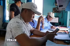 Ngư dân thực hiện khai báo điện tử trước khi vươn khơi. (Ảnh: Đình Quân/TTXVN)