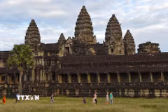 Khách du lịch tham quan đền Angkor Wat ở tỉnh Siem Reap, Campuchia. (Ảnh: AFP/TTXVN)
