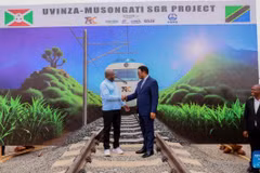 Tổng thống Burundi và Thủ tướng Tanzania trong lễ khởi công dự án đường sắt xuyên biên giới. (Ảnh: Xinhua)