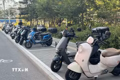 Việc chuyển đổi sang sử dụng xe đạp điện và xe máy điện tại các thành phố tại Trung Quốc hiện rất phổ biến. (Ảnh: Công Tuyên/TTXVN)