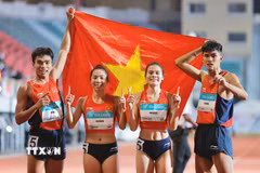 4 vận động viên Tạ Ngọc Tưởng, Nguyễn Thị Ngọc, Lê Ngọc Phúc và Nguyễn Thị Hằng giành HCV nội dung hỗn hợp nam nữ 4x400m, phá kỷ lục SEA Games. (Ảnh: Minh Quyết/TTXVN)