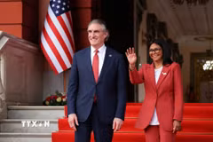 Tổng thống lâm thời Venezuela Delcy Rodriguez (phải) trong cuộc gặp Bộ trưởng Nội vụ Mỹ Doug Burgum tại Caracas. (Ảnh: REUTERS/TTXVN)