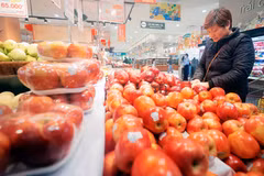Khách chọn mua trái cây tại siêu thị Aeon Long Biên, Hà Nội. (Ảnh: Trần Việt/TTXVN)