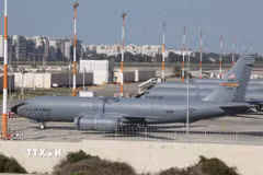 Máy bay tiếp dầu của Mỹ tại sân bay Ben Gurion ở Tel Aviv, Israel. (Ảnh: AA/TTXVN)