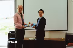 Đại sứ Việt Nam tại Brunei, Trần Anh Vũ trao tặng sách cho lãnh đạo Trường ISB. (Ảnh: TTXVN phát)