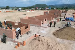 Công trường khu tái định cư xã Ia Hiao (tỉnh Gia Lai) được đẩy nhanh tiến độ xây dựng để bàn giao cho người dân. (Ảnh: Hoài Nam/TTXVN)