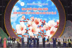 Trao Quyết định công nhận điểm du lịch A Pa Chải và bản Tù Lu-Tìa Ló cho chính quyền xã Sín Thầu và xã Pu Nhi, tỉnh Điện Biên. (Ảnh: Xuân Tư/TTXVN)