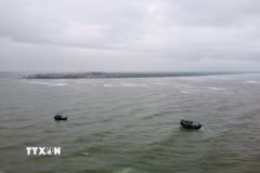 Lực lượng Bộ đội Biên phòng, các phương tiện, đơn vị nỗ lực phối hợp tìm kiếm, cứu nạn. (Ảnh: TTXVN phát)
