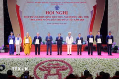 Bí thư Thành ủy Hà Nội Trần Đức Thắng và Phó Bí thư Thành ủy Hà Nội Nguyễn Văn Phong trao Bằng chứng nhận, vinh danh 9 "Công dân Thủ đô ưu tú" năm 2026. (Ảnh: Văn Điệp/TTXVN)