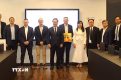Đoàn công tác chụp ảnh lưu niệm với các đại biểu Đại học Paris-Saclay. (Ảnh: Đào Dũng/TTXVN)