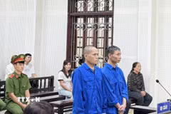 Hai bị cáo Lê Văn Khẹt và Nguyễn Quốc Toàn tại phiên tòa. (Ảnh: Thanh Vân/TTXVN)