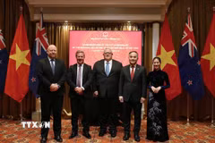 Đại sứ Việt Nam tại New Zealand Phan Minh Giang và phu nhân chụp ảnh kỷ niệm cùng Chủ tịch Quốc hội New Zealand Gerry Brownlee, Bộ trưởng Thương mại Todd McClay, Thứ trưởng Ngoại giao Grahame Morton. (Ảnh: Diệu Linh/TTXVN)