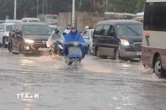 Phố Đàm Quang Trung tiếp tục chìm trong biển nước sáng 16/9. (Ảnh: Phan Phương/TTXVN)