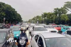 Các phương tiện nối đuôi nhau do ùn tắc cục bộ trên đường Đàm Quang Trung từ cầu vượt Vĩnh Tuy đến ngã tư Cổ Linh-Đàm Quang Trung do ngập và các công trình đang thi công. (Ảnh: Phan Phương/TTXVN)