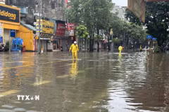 Mưa kéo dài liên tục trong 2 ngày khiến phố Ngọc Lâm, phường Bồ Đề vẫn trong cảnh ngập úng. (Ảnh: Minh Quyết/TTXVN)