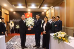 Phó Thủ tướng Thái Lan Prasert Jantararuangtong trao Đại sứ Phạm Việt Hùng vòng hoa của Thủ tướng Paetongtarn Shinawatra gửi viếng nguyên Chủ tịch nước Trần Đức Lương. (Ảnh: Đỗ Sinh/TTXVN)