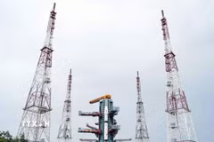 Tên lửa đẩy GSLV-F18 mang theo vệ tinh NVS-03 trên bệ phóng tại Trung tâm Vũ trụ Satish Dhawan ở Sriharikota, bang Andhra Pradesh, Ấn Độ. (Ảnh: ANI/TTXVN phát)