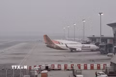 Khói bụi che phủ đường băng và bãi đỗ máy bay tại sân bay Kuala Lumpur. (Ảnh: Bùi Hoàn/TTXVN)