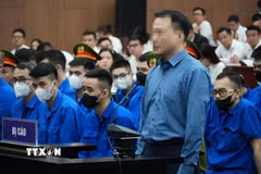 Bị cáo Nguyễn Hòa Bình (Shark Bình) khai báo tại phiên tòa. (Ảnh: Kim Anh/TTXVN)