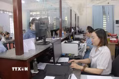Hoạt động tại Trung tâm Phục vụ hành chính công xã Tây Ninh Hòa. (Ảnh: Đặng Tuấn/ TTXVN)