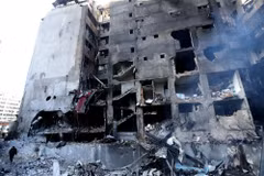 Tòa nhà bị phá hủy sau cuộc không kích của Israel tại Beirut, Liban. (Ảnh: THX/TTXVN)