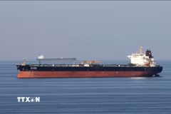 Tàu chở dầu di chuyển qua eo biển Hormuz. (Ảnh: Reuters/TTXVN)
