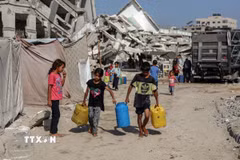 Trẻ em Palestine lấy nước sinh hoạt tại khu vực Sheikh Radwan, Gaza. (Ảnh: THX/TTXVN)