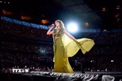 Nữ ca sỹ-nhạc sỹ Taylor Swift biểu diễn tại sân vận động Wembley ở London, Anh ngày 15/8/2024. (Ảnh: Getty Images/TTXVN)