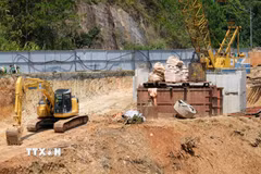 Hiện đơn vị thi công đã hoàn thành 1 mố trụ cầu đầu tiên và dự kiến đưa công trình vào sử dụng trước Tết Nguyên đán 2027. (Ảnh: Nguyễn Dũng/TTXVN)
