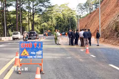 Khu vực sạt lở trên đèo Prenn đã được đặt biển cảnh báo, đảm bảo an toàn cho các phương tiện lưu thông. (Ảnh: Chu Quốc Hùng/TTXVN)