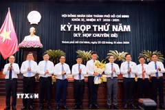 Lãnh đạo Thành ủy, Hội đồng Nhân dân, Ủy ban Nhân dân Thành phố tặng hoa chúc mừng ông Trương Minh Huy Vũ được bầu giữ chức Phó Chủ tịch Ủy ban Nhân dân Thành phố Hồ Chí Minh. (Ảnh: Xuân Khu/TTXVN)