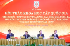 Phó Chủ tịch Quốc hội Nguyễn Khắc Định, Phó Thủ tướng Lê Tiến Châu và các đại biểu điều hành Hội thảo. (Ảnh: Phạm Kiên/TTXVN)