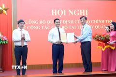 Trưởng Ban Tổ chức Trung ương Nguyễn Duy Ngọc trao Quyết định của Bộ Chính trị cho đồng chí Vương Quốc Tuấn. (Ảnh: Tá Chuyên/TTXVN)