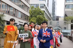 Đoàn diễu hành Áo dài Fashion Week 2026 khởi hành đi qua các địa điểm nổi tiếng của thủ đô London (Anh). (Ảnh: Hữu Tiến/TTXVN)