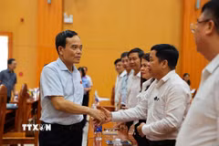 Bí thư Thành ủy TP. Hồ Chí Minh Trần Lưu Quang tiếp xúc cử tri tại phường Bà Rịa. (Ảnh: Hoàng Nhị/TTXVN)