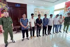 Các đối tượng tại cơ quan công an. (Ảnh: TTXVN phát)