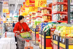Người dân mua sắm tại siêu thị ở tỉnh Hắc Long Giang, Trung Quốc. (Ảnh: THX/TTXVN)