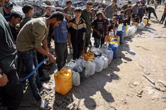 Người dân Palestine xếp hàng chờ lấy nước sinh hoạt tại Shati, phía Tây thành phố Gaza. (Ảnh: THX/TTXVN)