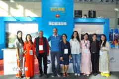 Các đại diện doanh nghiệp Việt Nam tham gia sự kiện TTG Travel Experience ở Rimini. (Ảnh: Việt Hải/TTXVN)